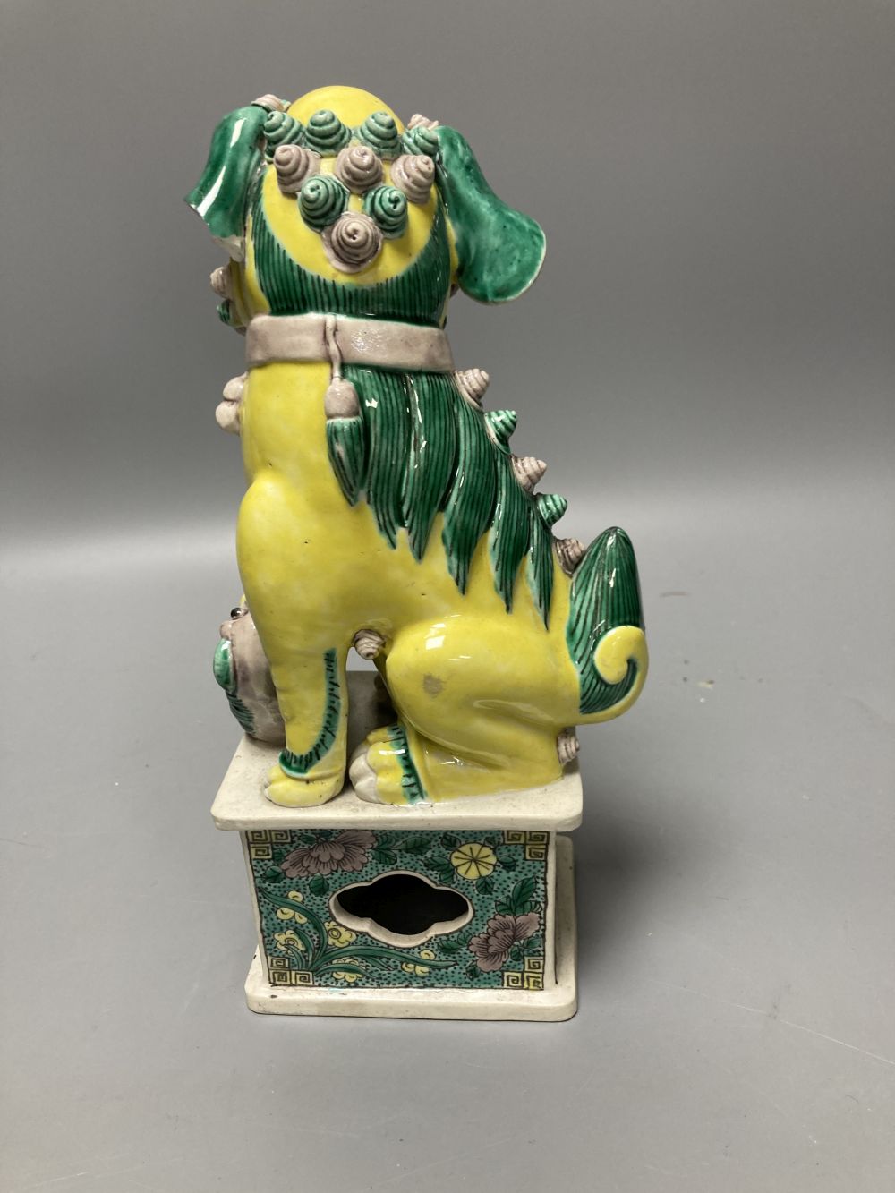A pair of Chinese famille verte figures of Buddhist lions, Qing dynasty, 24.5cm